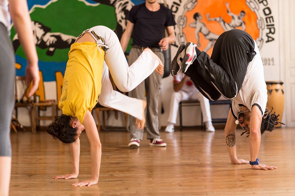 Dos personas jugando capoeira